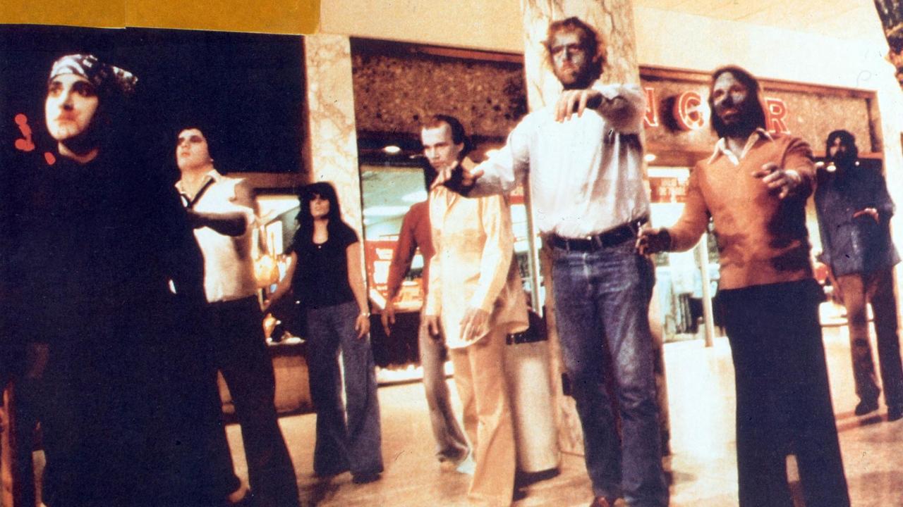 Szene aus dem Film "Dawn Of The Dead" von 1977. Zombies laufen durch ein Einkaufszentrum. Szene aus dem Film "Dawn Of The Dead" von 1977. Zombies laufen durch ein Einkaufszentrum.
