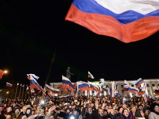 Auf dem Lenin-Platz in Simferopol feiern die Menschen das Wahlergebnis und schwenken russische Flaggen