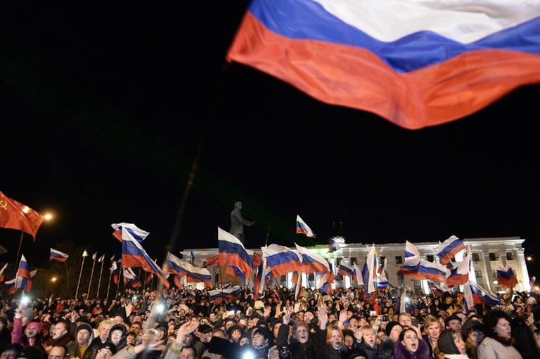 Auf dem Lenin-Platz in Simferopol feiern die Menschen das Wahlergebnis und schwenken russische Flaggen Auf dem Lenin-Platz in Simferopol feiern die Menschen das Wahlergebnis und schwenken russische Flaggen