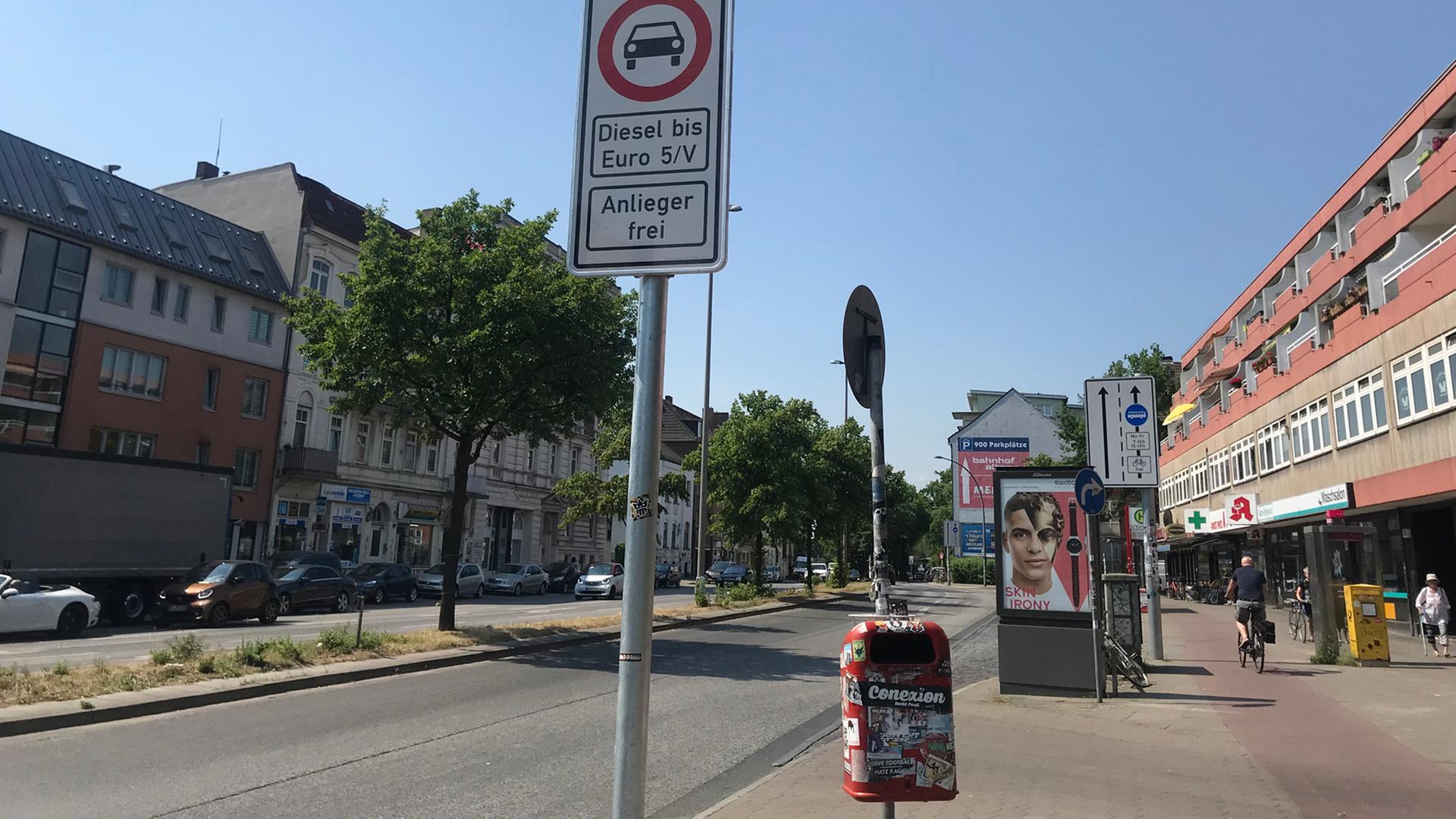 In der Hamburger Max-Brauer-Allee steht ein Verbotsschild für Dieselautos. In der Hamburger Max-Brauer-Allee steht ein Verbotsschild für Dieselautos.