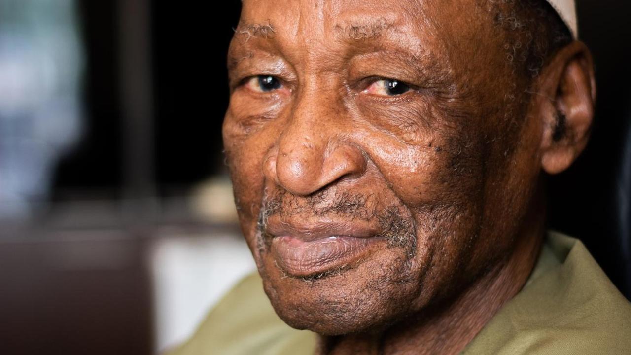 Der Historiker Djibril Tamsir Niame kam 1961 als einer der ersten ins Camp Boiro. Porträt Der Historiker Djibril Tamsir Niame kam 1961 als einer der ersten ins Camp Boiro. Porträt