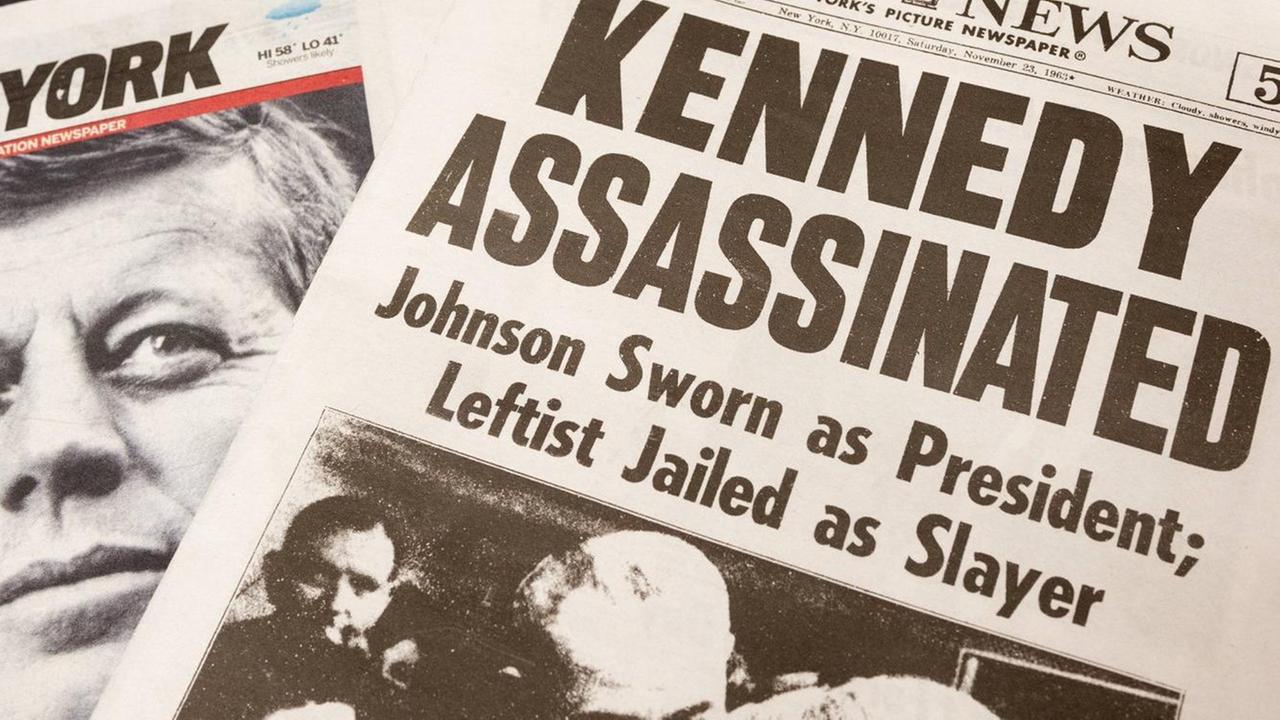 Zeitungen melden die Ermordung John F. Kennedys Zeitungen melden die Ermordung John F. Kennedys