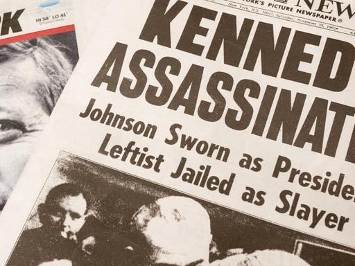 Zeitungen melden die Ermordung John F. Kennedys