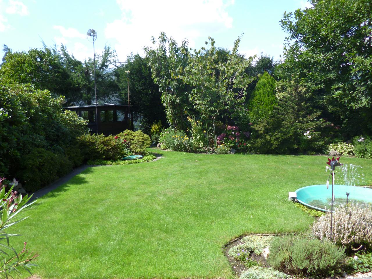 Ernst Reinhartz Garten mit dem Lärmschutztunnel im Hintergrund Ernst Reinhartz Garten mit dem Lärmschutztunnel im Hintergrund