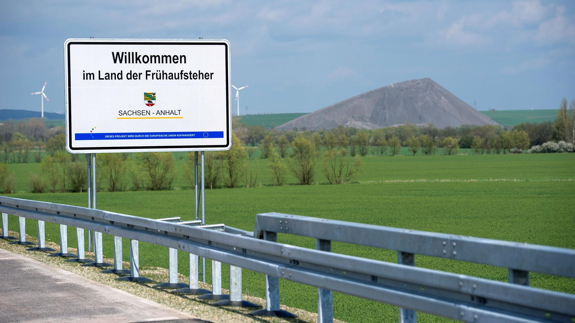 "Willkommen im Land der Frühaufsteher": Das Motto von Sachsen-Anhalt am Rande der Autobahn "Willkommen im Land der Frühaufsteher": Das Motto von Sachsen-Anhalt am Rande der Autobahn