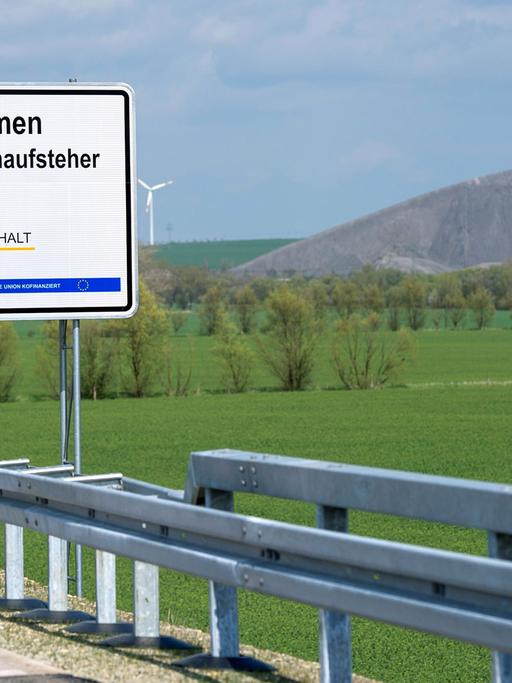 "Willkommen im Land der Frühaufsteher": Das Motto von Sachsen-Anhalt am Rande der Autobahn