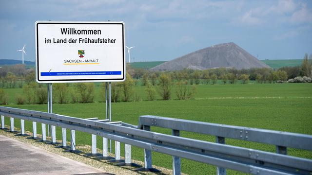 "Willkommen im Land der Frühaufsteher": Das Motto von Sachsen-Anhalt am Rande der Autobahn
