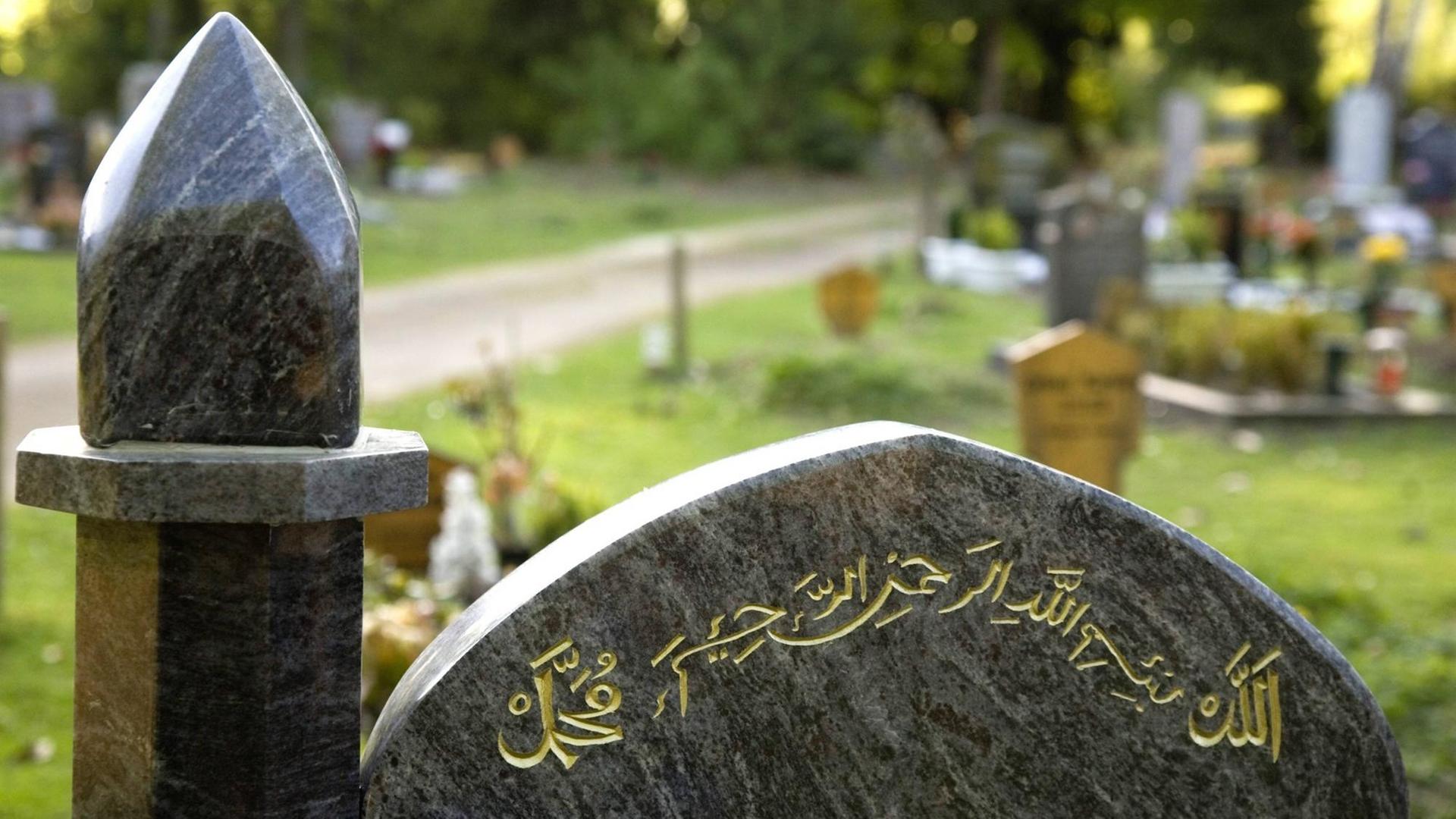 Muslimische Gräber auf dem Westfriedhof in Köln-Böcklemünd. Muslimische Gräber auf dem Westfriedhof in Köln-Böcklemünd.