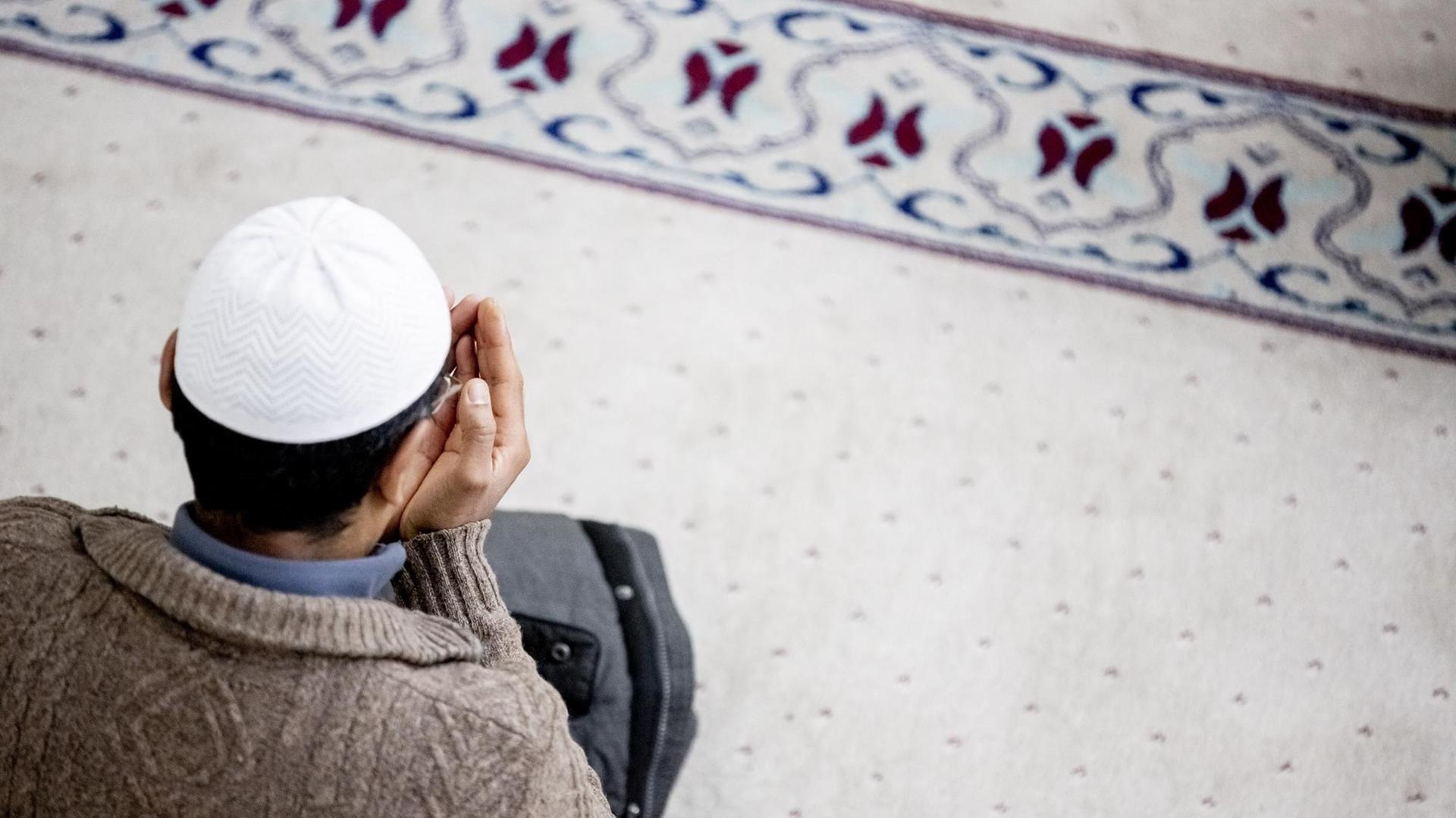 Ein Mann betet in einer Moschee.