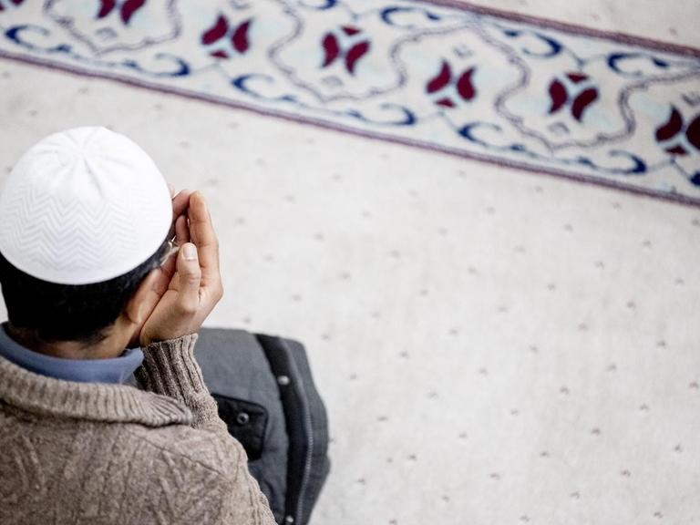 Ein Mann betet in einer Moschee.