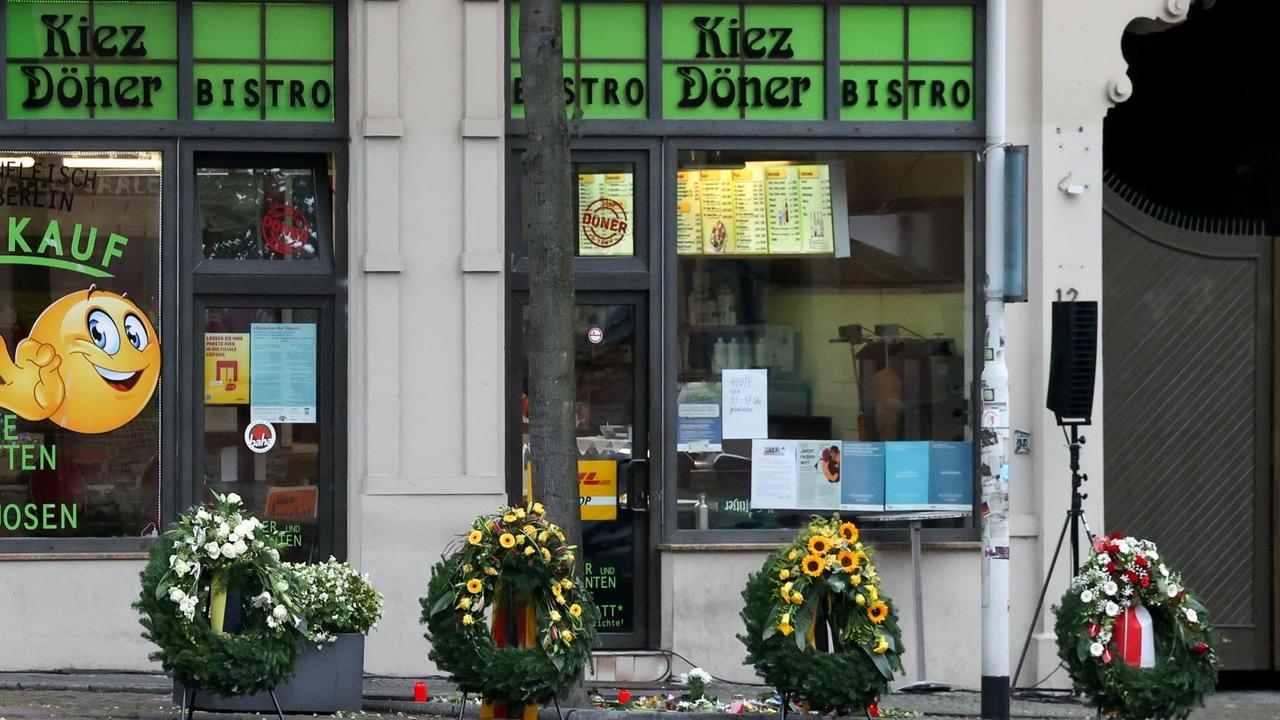 Ein Jahr nach dem rechtsterroristischen Anschlag in Halle liegen Gedenkränze vor dem Döner-Imbiss, in dem der Attentäter einen Mensch tötete. Ein Jahr nach dem rechtsterroristischen Anschlag in Halle liegen Gedenkränze vor dem Döner-Imbiss, in dem der Attentäter einen Mensch tötete.