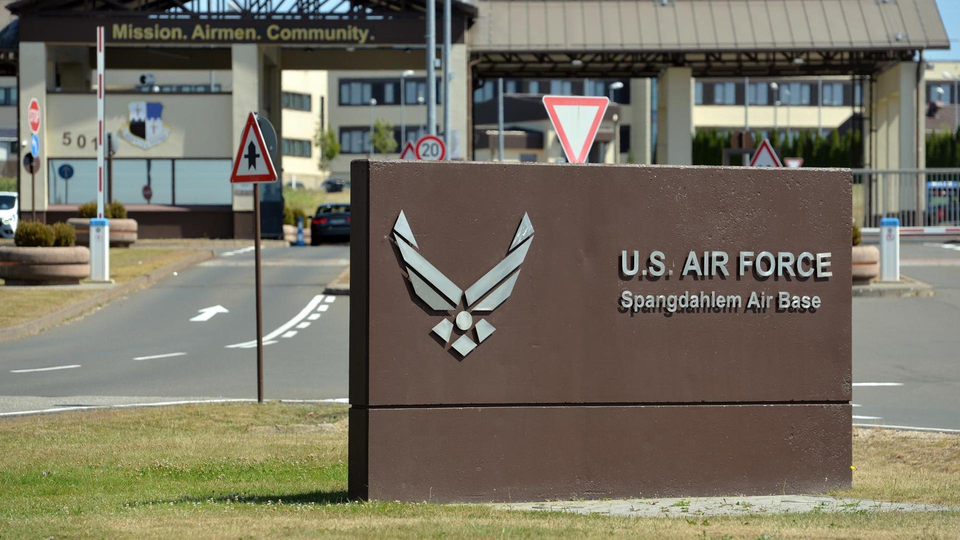 Die US-Air Base Spangdahlem in Rheinland-Pfalz. Ein Schild weist auf den US-Militärflughafen hin.