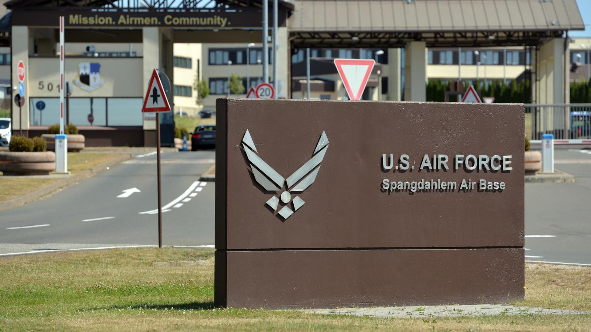 Die US-Air Base Spangdahlem in Rheinland-Pfalz. Ein Schild weist auf den US-Militärflughafen hin. Die US-Air Base Spangdahlem in Rheinland-Pfalz. Ein Schild weist auf den US-Militärflughafen hin.