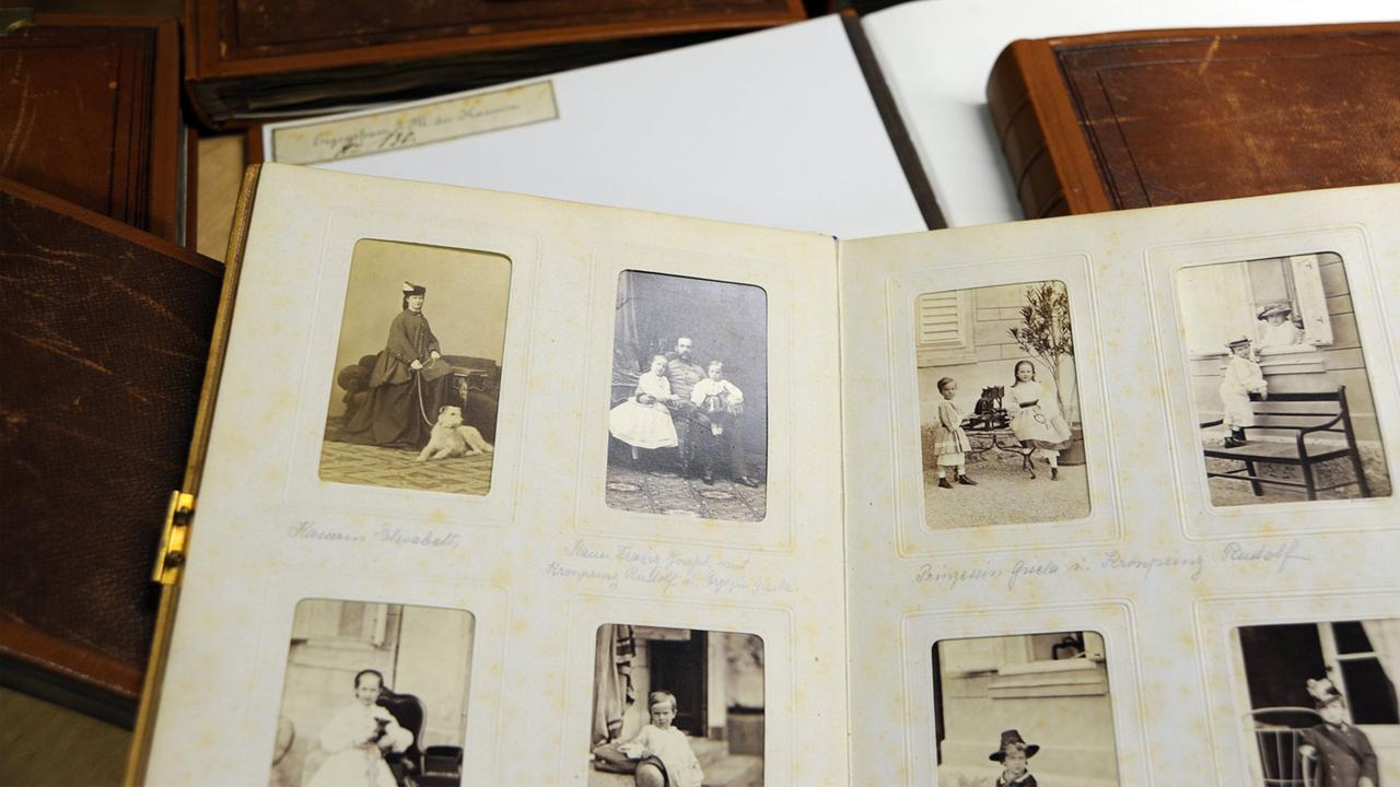Die 1300 Fotos aus den Alben der Österreichischen Kaiserin sind bislang kaum erforscht. Schon jetzt steht aber fest, darin befinden sich einige Abbildungen, die selbst Kennerinnen und Kenner der berühmten Herrscherin noch nie gesehen haben. Die 1300 Fotos aus den Alben der Österreichischen Kaiserin sind bislang kaum erforscht. Schon jetzt steht aber fest, darin befinden sich einige Abbildungen, die selbst Kennerinnen und Kenner der berühmten Herrscherin noch nie gesehen haben.
