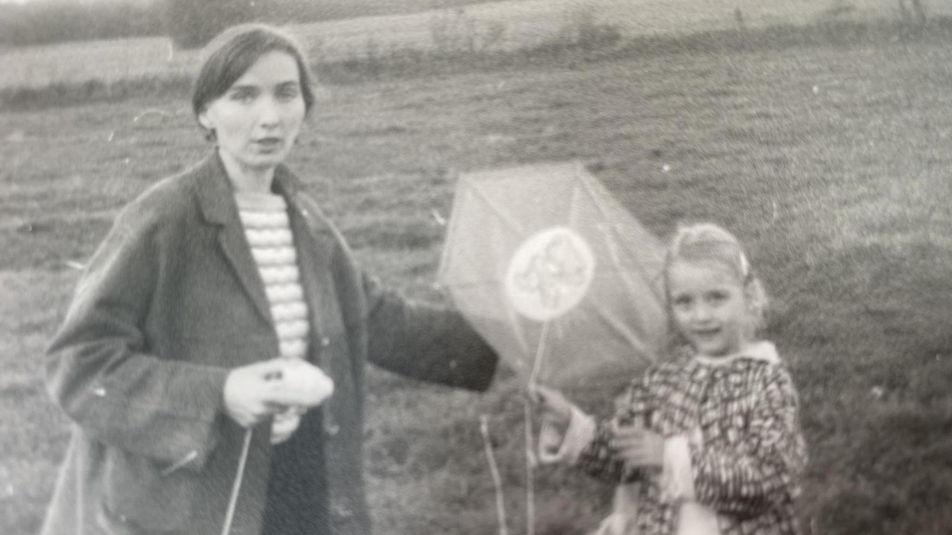 Theresa Binder mit Tochter Josephine beim gemeinsamen Drachen steigen lassen. Theresa Binder mit Tochter Josephine beim gemeinsamen Drachen steigen lassen.