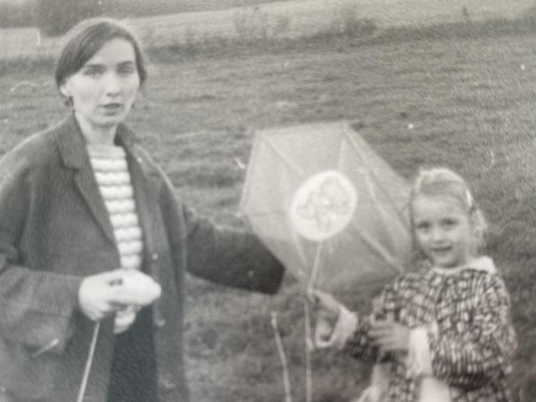 Theresa Binder mit Tochter Josephine beim gemeinsamen Drachen steigen lassen.
