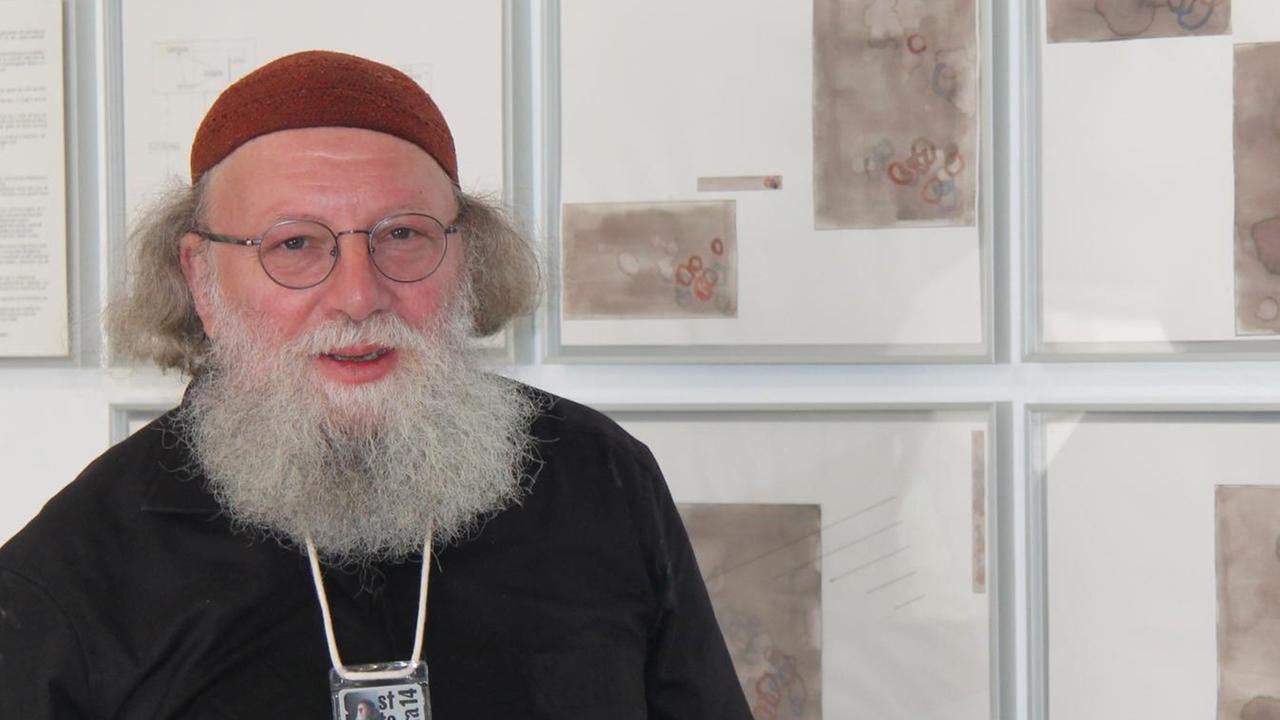 Der Komponist Jakob Ullmann steht in einer Galerie vor seinen bildnerischen Arbeiten Der Komponist Jakob Ullmann steht in einer Galerie vor seinen bildnerischen Arbeiten