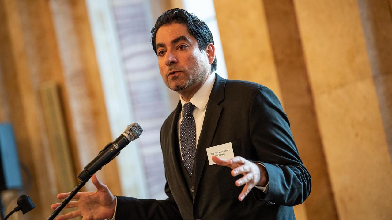 Mouhanad Khorchide, Leiter des Zentrums für Islamische Theologie der Universität Münster, spricht im Neuen Schloss beim gemeinsamen Fastenbrechen im Ramadan. Mouhanad Khorchide, Leiter des Zentrums für Islamische Theologie der Universität Münster, spricht im Neuen Schloss beim gemeinsamen Fastenbrechen im Ramadan.