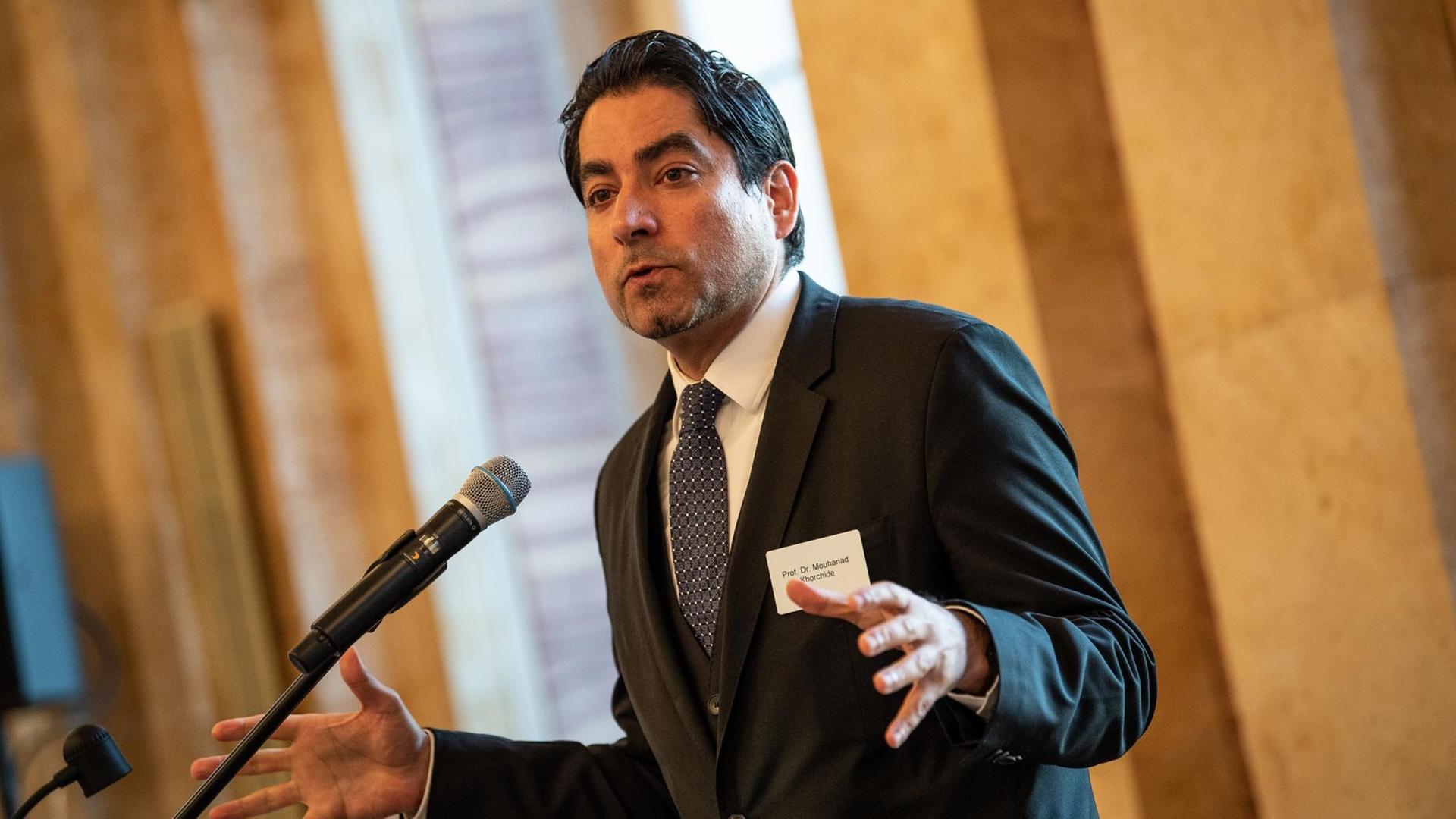 Mouhanad Khorchide, Leiter des Zentrums für Islamische Theologie der Universität Münster, spricht im Neuen Schloss beim gemeinsamen Fastenbrechen im Ramadan. Mouhanad Khorchide, Leiter des Zentrums für Islamische Theologie der Universität Münster, spricht im Neuen Schloss beim gemeinsamen Fastenbrechen im Ramadan.