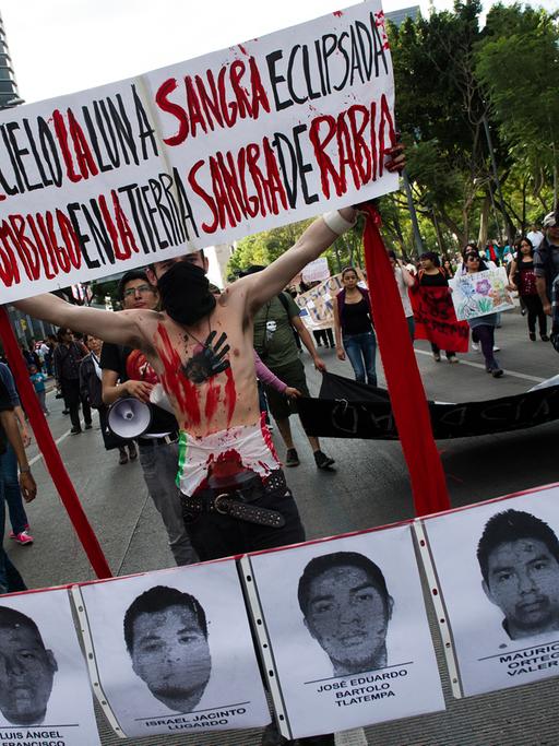 Demonstranten in Mexiko-Stadt fordern Aufklärung im Fall der vermissten Studenten.