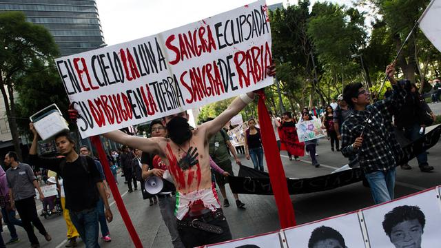 Demonstranten in Mexiko-Stadt fordern Aufklärung im Fall der vermissten Studenten.
