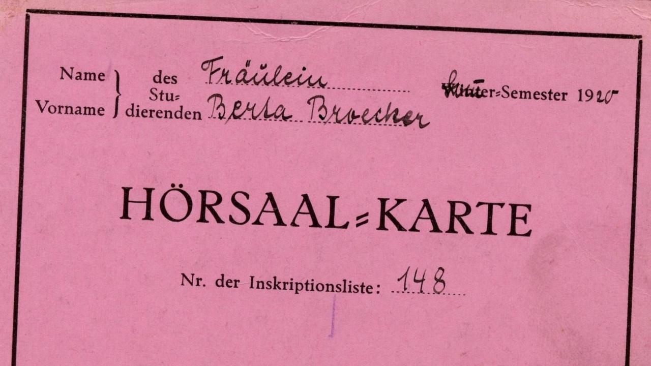 Eine historische Hörsaal-Karte von 1920, die Legitimation zum Besuch einer medizinischen Vorlesung in Deutschland. Eine historische Hörsaal-Karte von 1920, die Legitimation zum Besuch einer medizinischen Vorlesung in Deutschland.