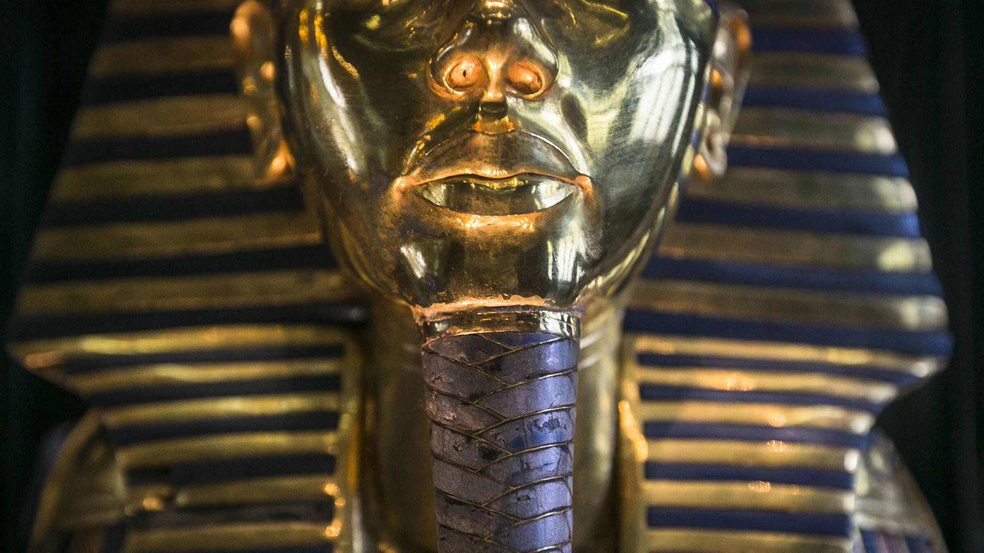 Die Totenmaske von Tutanchamun: Der Bart wurde von Reinigungskräften des Ägyptischen Museums in Kairo angeklebt, nachdem er abgefallen war Die Totenmaske von Tutanchamun: Der Bart wurde von Reinigungskräften des Ägyptischen Museums in Kairo angeklebt, nachdem er abgefallen war