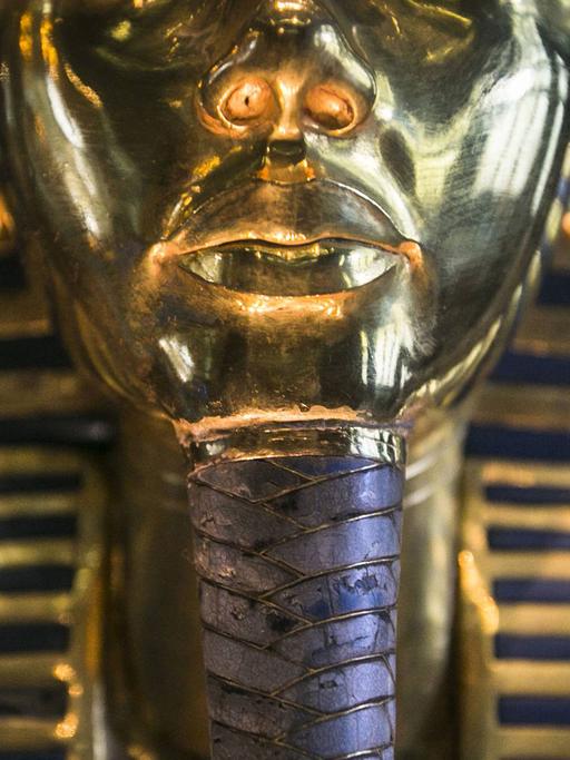 Die Totenmaske von Tutanchamun: Der Bart wurde von Reinigungskräften des Ägyptischen Museums in Kairo angeklebt, nachdem er abgefallen war