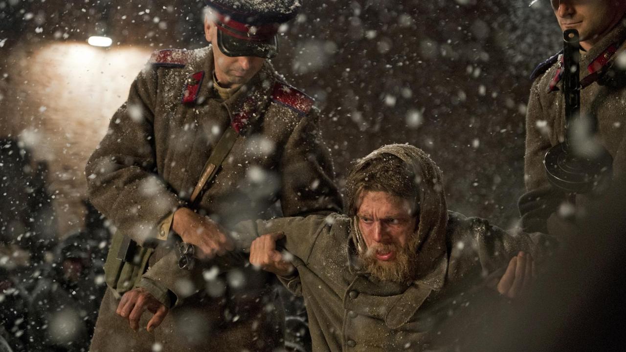 Ein Kriegsgefangener mit langem Bart in einer verschneiten Kulisse. Ein Kriegsgefangener mit langem Bart in einer verschneiten Kulisse.