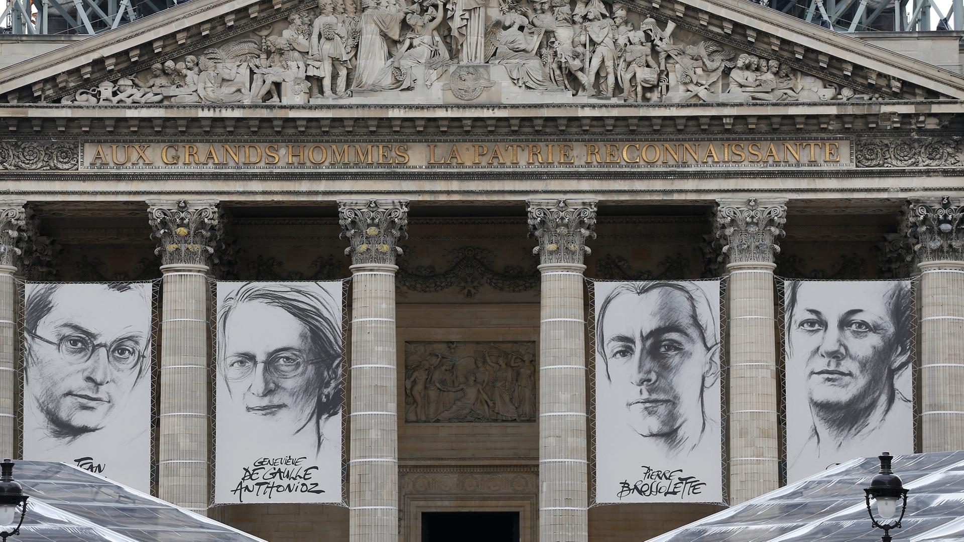 Zeichnungen zeigen am Pantheon in Paris die Porträts der vier Résistance-Kämpferinnen und -Kämpfer: Jean Zay, Genevieve de Gaulle-Anthonioz, Pierre Brossolette und Germaine Tillion. Zeichnungen zeigen am Pantheon in Paris die Porträts der vier Résistance-Kämpferinnen und -Kämpfer: Jean Zay, Genevieve de Gaulle-Anthonioz, Pierre Brossolette und Germaine Tillion.