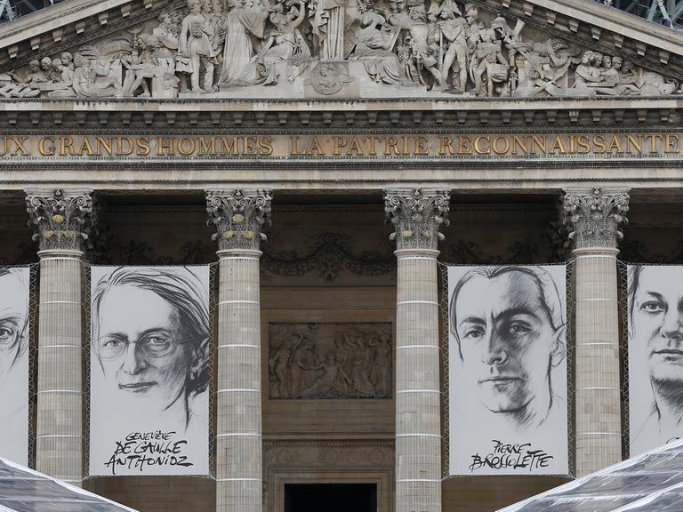 Zeichnungen zeigen am Pantheon in Paris die Porträts der vier Résistance-Kämpferinnen und -Kämpfer: Jean Zay, Genevieve de Gaulle-Anthonioz, Pierre Brossolette und Germaine Tillion.