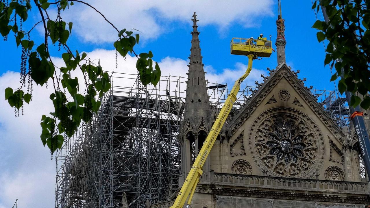 Bauarbeiten an der vom Brand gekennzeichneten Pariser Kathedrale Notre-Dame, aufgenommen am 29. April 2019 Bauarbeiten an der vom Brand gekennzeichneten Pariser Kathedrale Notre-Dame, aufgenommen am 29. April 2019