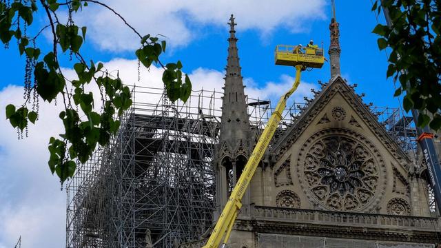 Bauarbeiten an der vom Brand gekennzeichneten Pariser Kathedrale Notre-Dame, aufgenommen am 29. April 2019