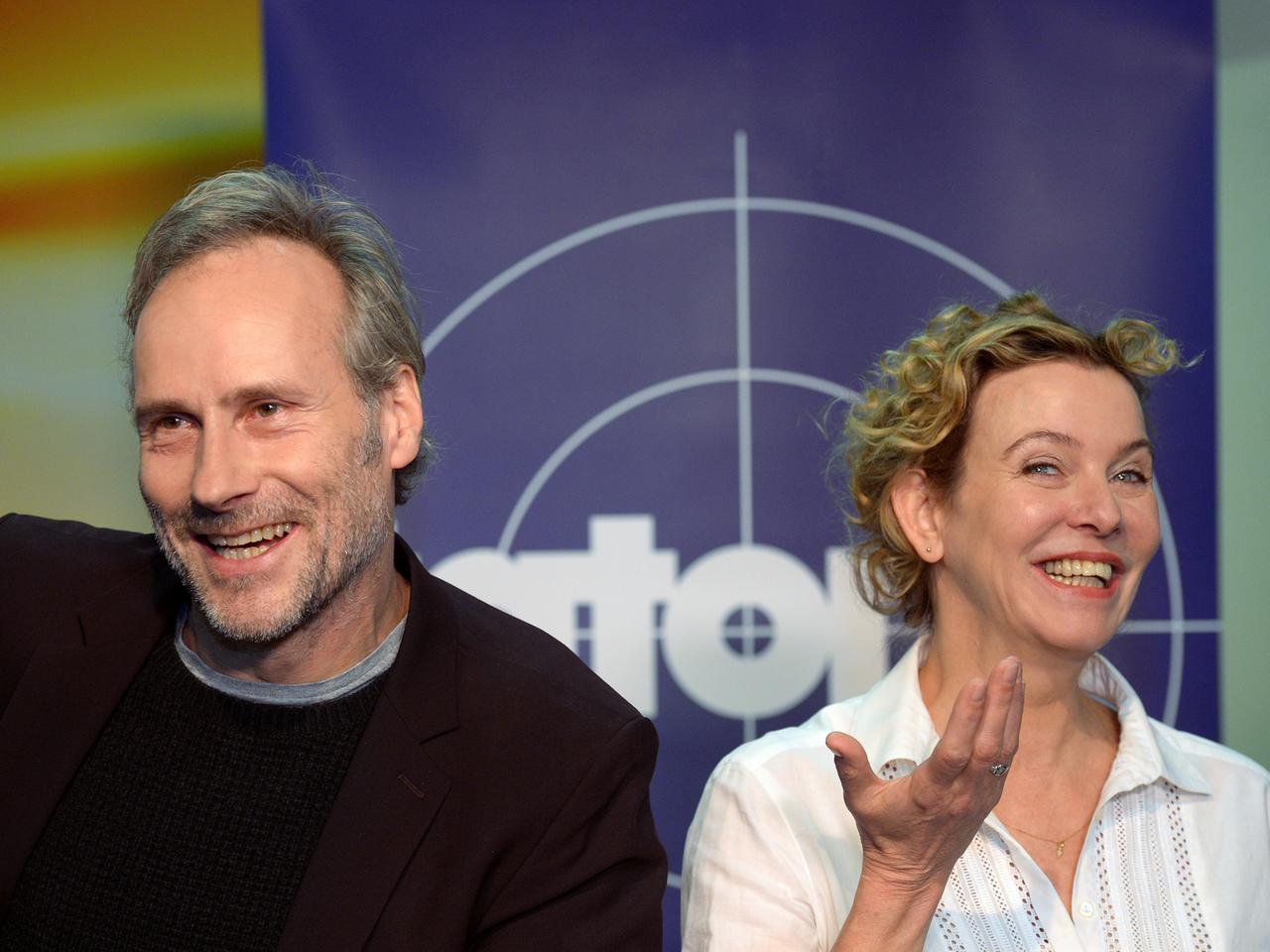 Das neue Tatort-Ermittler-Duo des Hessischen Rundfunks (hr) Wolfram Koch als Paul Brix und Margarita Broich als Selma Jacobi lachen während eines Pressetermins am 11.03.2014 im Studio des hr in Frankfurt am Main (Hessen). Unter dem Arbeitstitel _Liebe ist kälter als der Tod_ dreht der Hessische Rundfunk vom 10. März bis 14. April 2014 in Frankfurt und Umgebung den ersten Tatort mit dem neuen Ermittler-Team. Das neue Tatort-Ermittler-Duo des Hessischen Rundfunks (hr) Wolfram Koch als Paul Brix und Margarita Broich als Selma Jacobi lachen während eines Pressetermins am 11.03.2014 im Studio des hr in Frankfurt am Main (Hessen). Unter dem Arbeitstitel _Liebe ist kälter als der Tod_ dreht der Hessische Rundfunk vom 10. März bis 14. April 2014 in Frankfurt und Umgebung den ersten Tatort mit dem neuen Ermittler-Team.