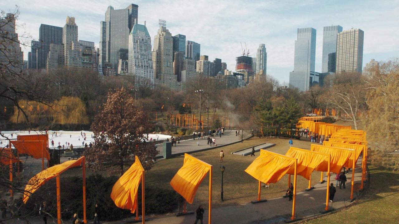 Ansicht des Central Parks mit der Installation "The Gates" und Wolkenkratzern im Hintergrund. Ansicht des Central Parks mit der Installation "The Gates" und Wolkenkratzern im Hintergrund.