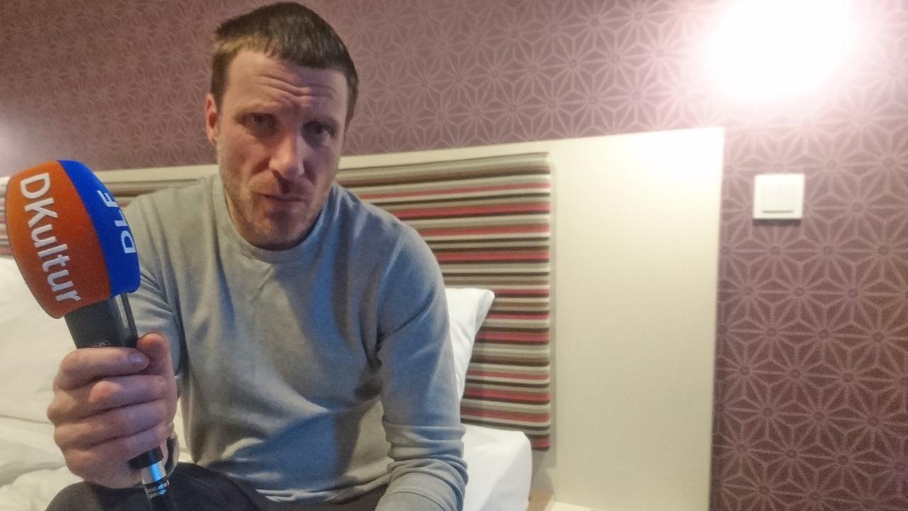 Sänger Jason Williamson vom Duo "Sleaford Mods" beim Interview mit Deutschlandradio Kultur. Sänger Jason Williamson vom Duo "Sleaford Mods" beim Interview mit Deutschlandradio Kultur.