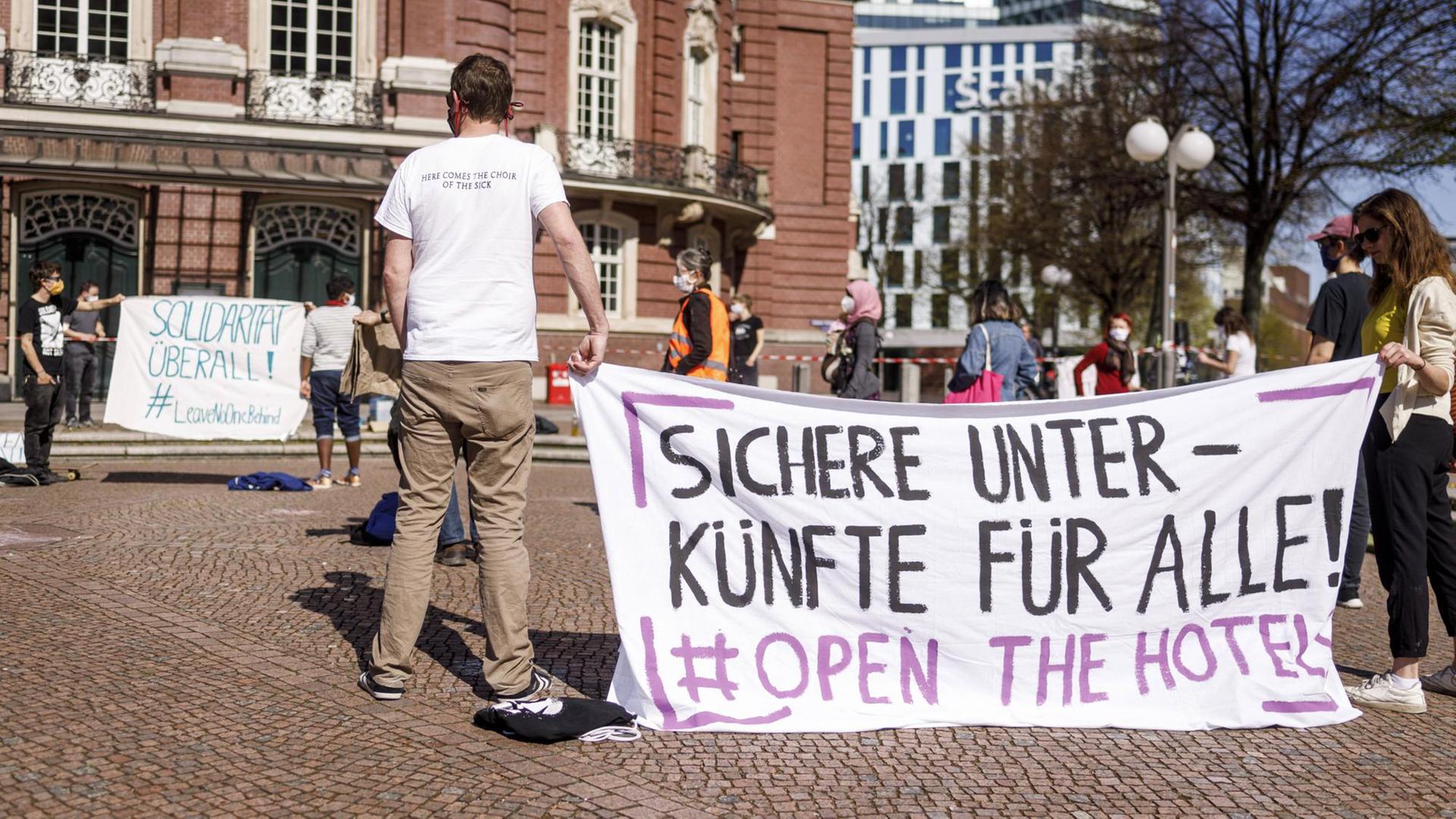Am 18.04.2020 demonstrierten, durch Versammlungsauflage beschränkt, rund 20 Menschen in Hamburg unter dem Motto Pandemieschutz bleibt antirassistisch. Am 18.04.2020 demonstrierten, durch Versammlungsauflage beschränkt, rund 20 Menschen in Hamburg unter dem Motto Pandemieschutz bleibt antirassistisch.