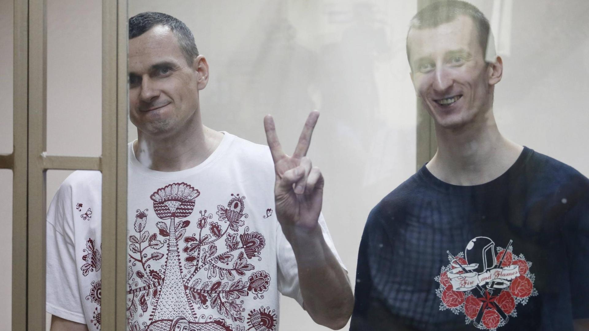 Regisseur Oleg Senzow (links) und Aktivist Alexander Koltschenko müssen viele Jahre in Haft. Regisseur Oleg Senzow (links) und Aktivist Alexander Koltschenko müssen viele Jahre in Haft.