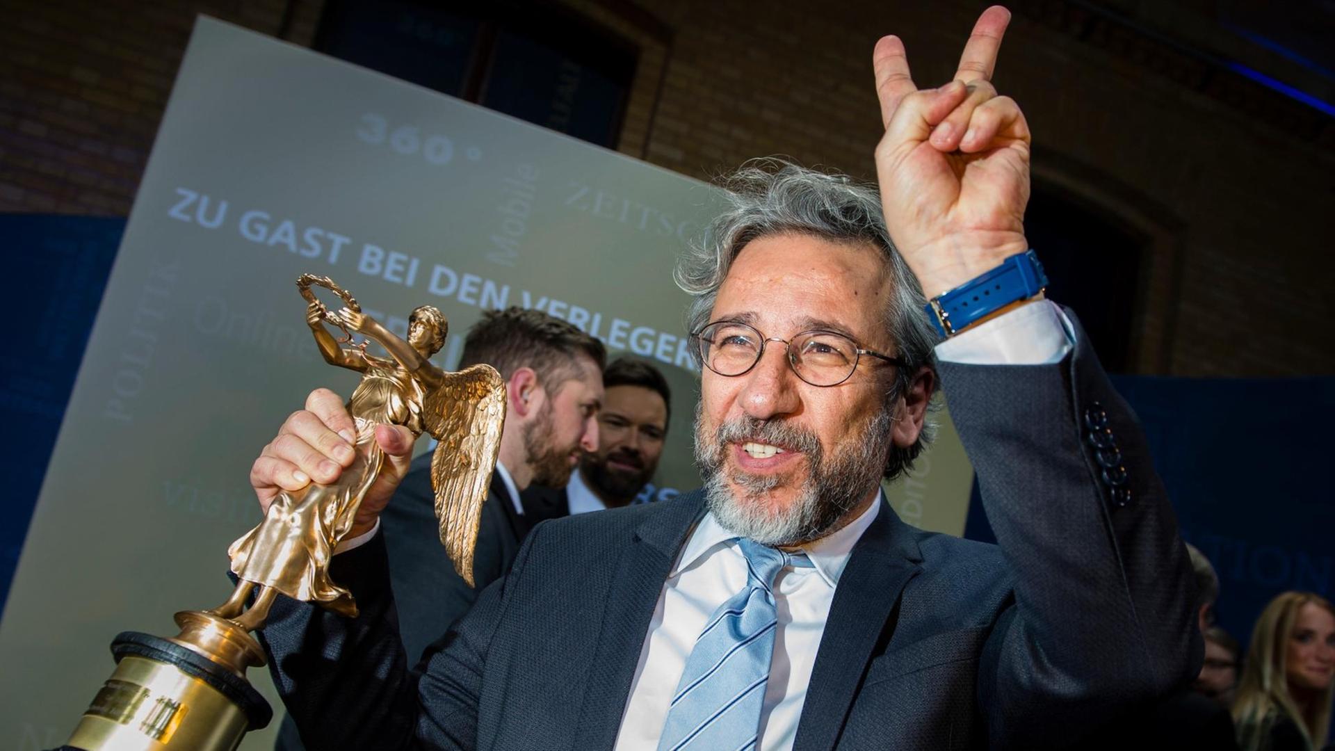 Der ehemalige Chefredakteur der regierungskritischen Zeitung "Cumhuriyet" aus der Türkei, Can Dündar, hält am 07.11.2016 die "Goldene Victoria" in den Händen. Er bekam die Auszeichnung für die "Pressefreiheit". Der ehemalige Chefredakteur der regierungskritischen Zeitung "Cumhuriyet" aus der Türkei, Can Dündar, hält am 07.11.2016 die "Goldene Victoria" in den Händen. Er bekam die Auszeichnung für die "Pressefreiheit".