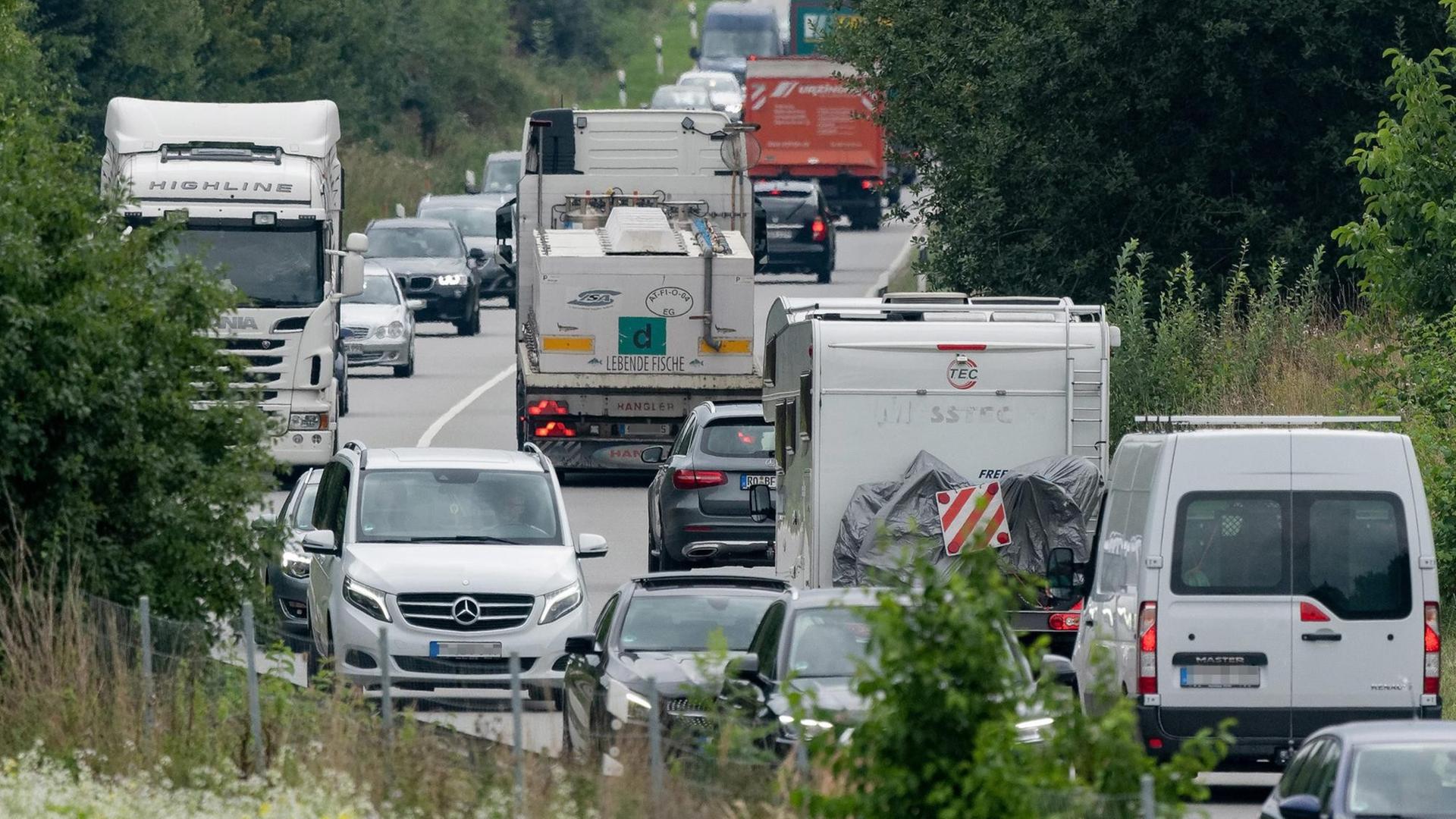 Starker Verkehr auf der Flughafentangente Ost, der Staatsstrasse 2580 Starker Verkehr auf der Flughafentangente Ost, der Staatsstrasse 2580