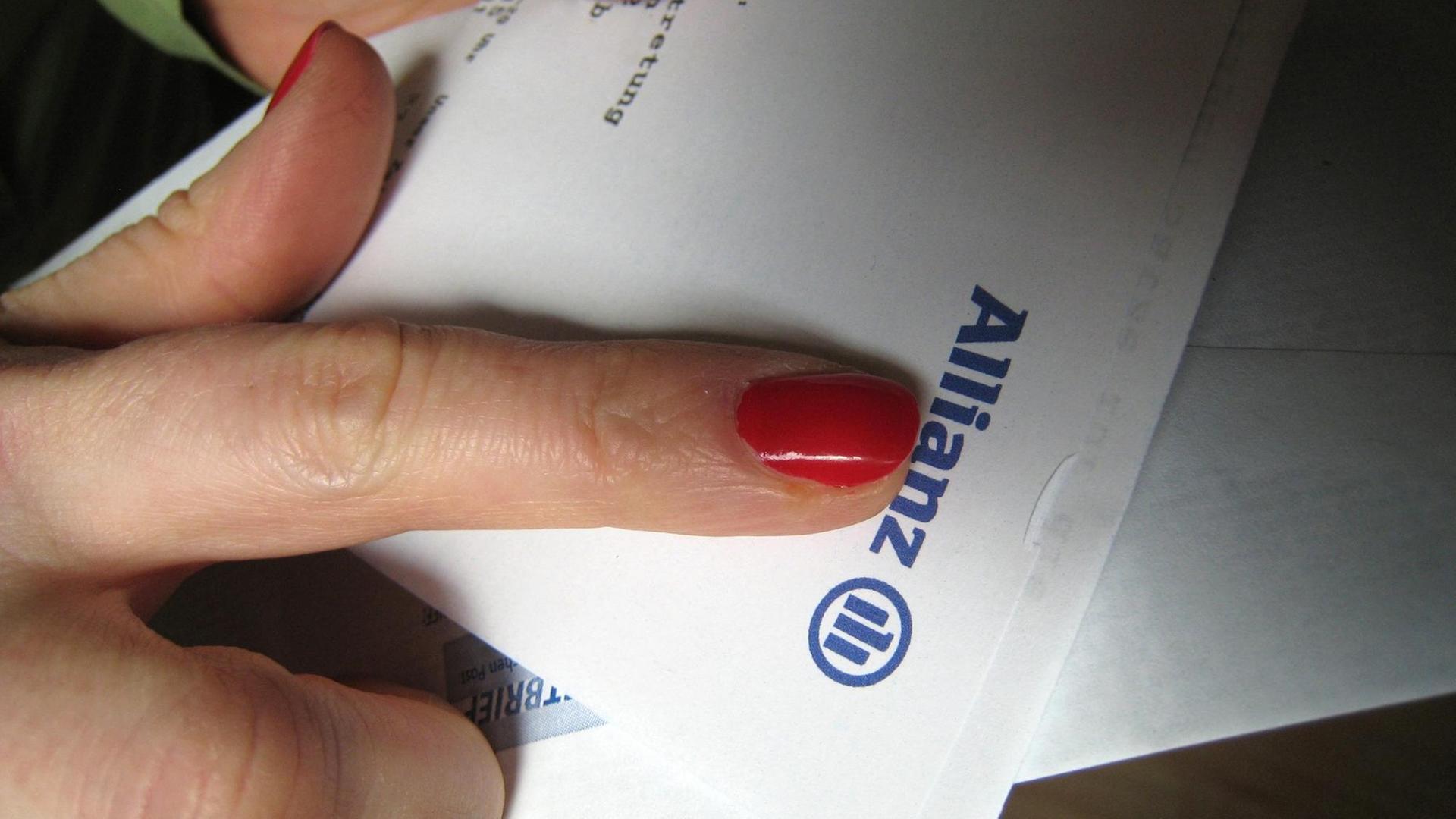 Zu sehen ist ein Finger, der auf einen Brief der Allianz zeigt. Zu sehen ist ein Finger, der auf einen Brief der Allianz zeigt.
