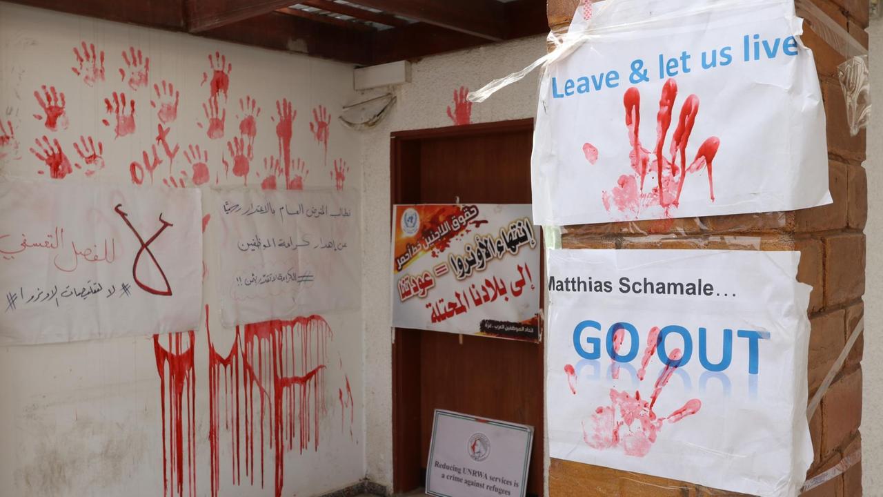 Plakate und rote Handabdrücke an der UNRWA-Zentrale in Gaza-Stadt fordern den Chef des Hilfswerk auf, zu gehen. Plakate und rote Handabdrücke an der UNRWA-Zentrale in Gaza-Stadt fordern den Chef des Hilfswerk auf, zu gehen.