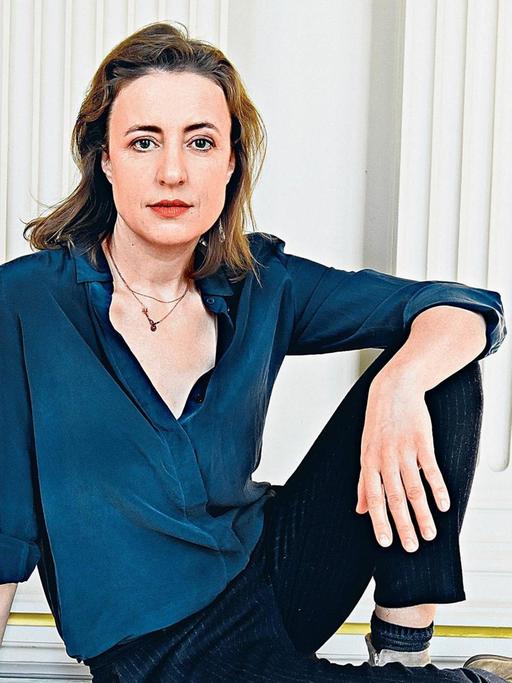Die Schauspielerin Maren Eggert kniet am Boden