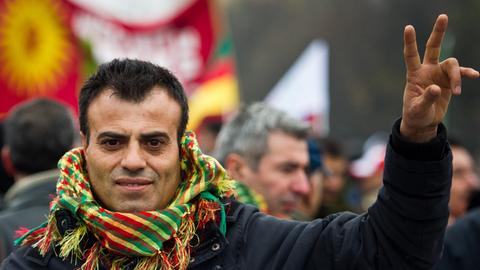 Ein Mann macht während einer Demonstration kurdischer Gruppen am 16.11.2013 in Berlin das Victory-Zeichen. 