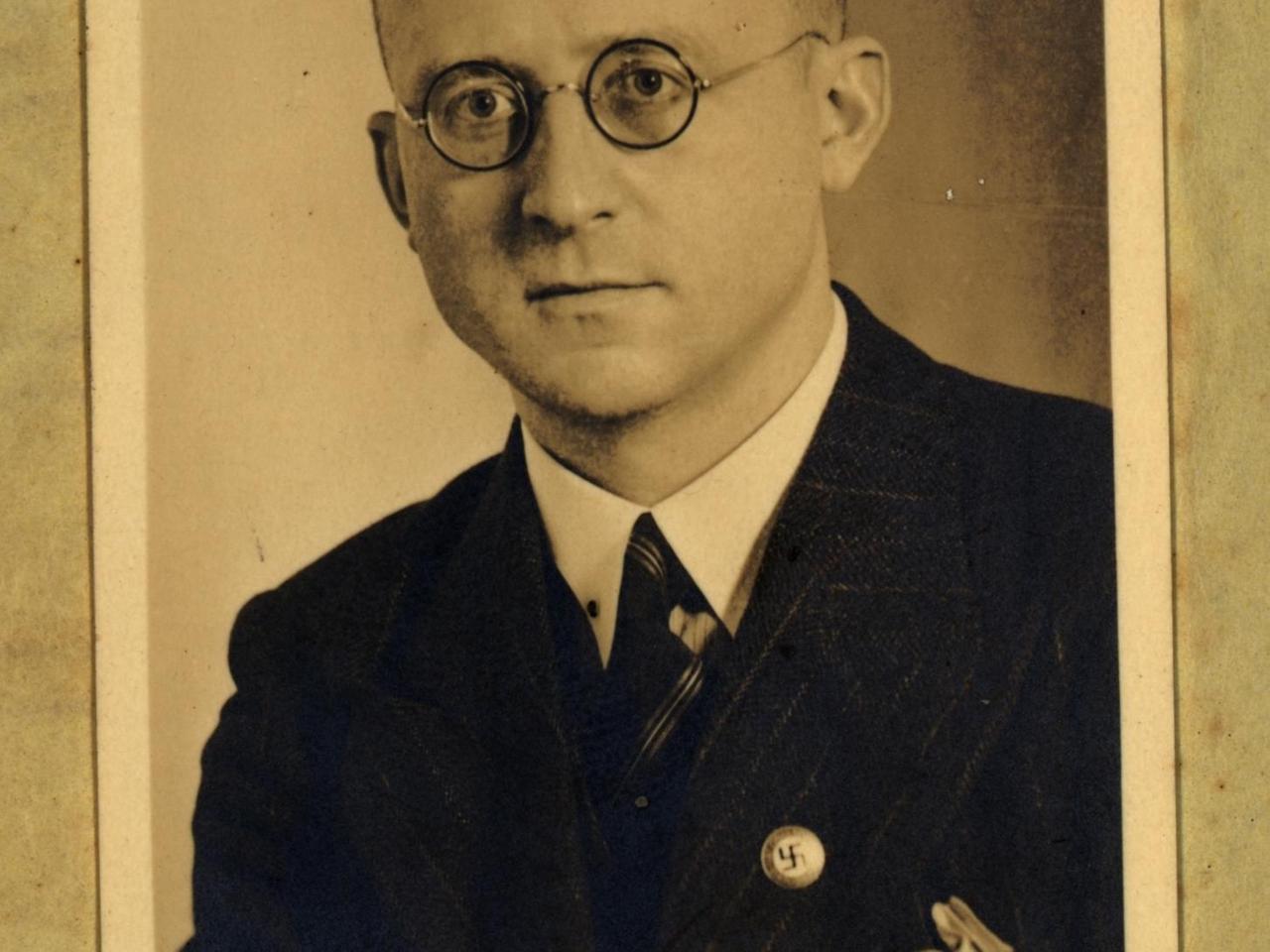 Ein engagierter Nazi: Erhard Mauersberger mit NSDAP-Parteiabzeichen Ein engagierter Nazi: Erhard Mauersberger mit NSDAP-Parteiabzeichen