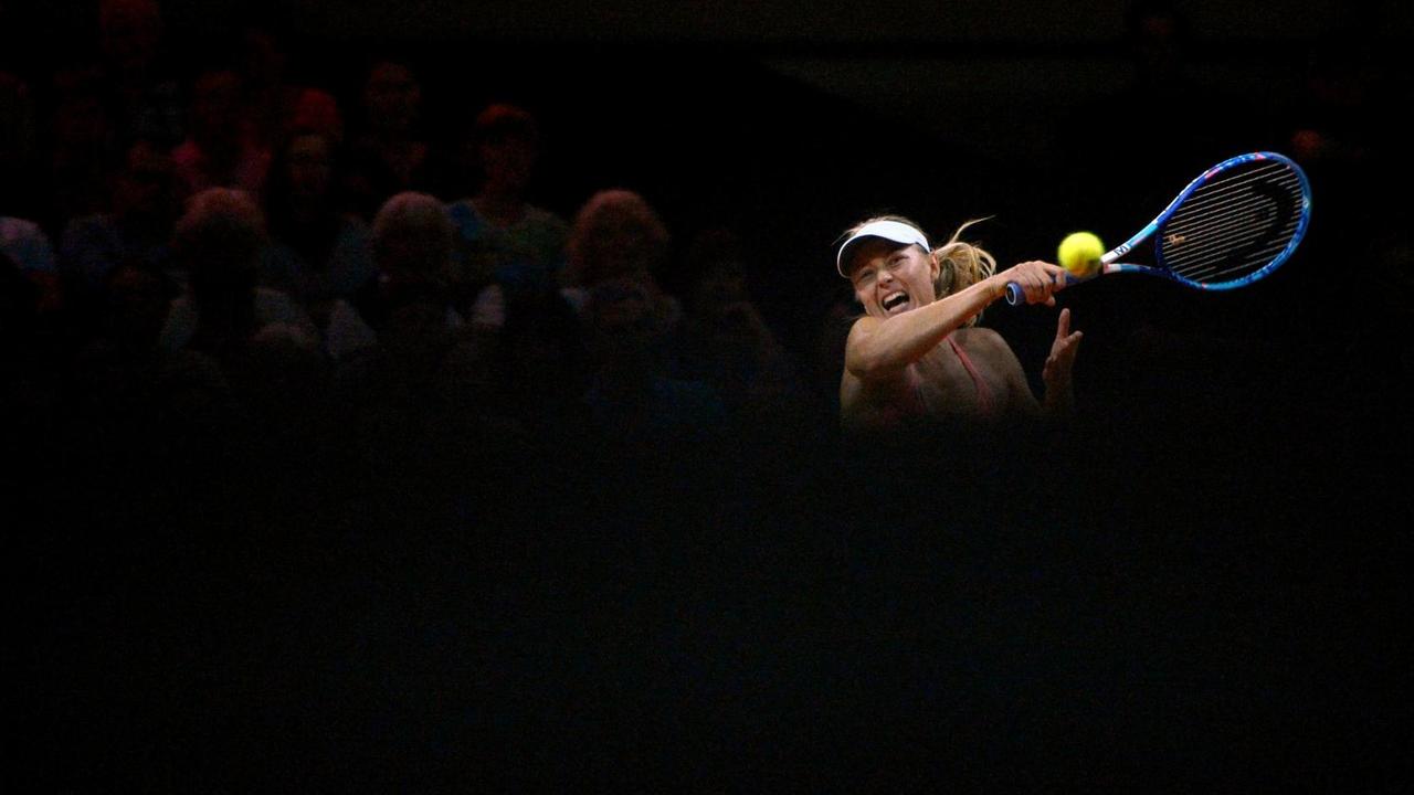 Maria Sharapowa spielt beim WTA-Tennisturnier im April 2015 in Stuttgart eine Vorhand. Maria Sharapowa spielt beim WTA-Tennisturnier im April 2015 in Stuttgart eine Vorhand.