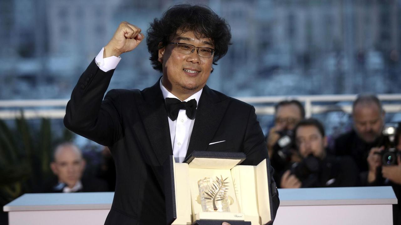 Regisseur Bong Joon-ho mit der Auszeichnung "Goldene Palme von Cannes" im Mai in Cannes.