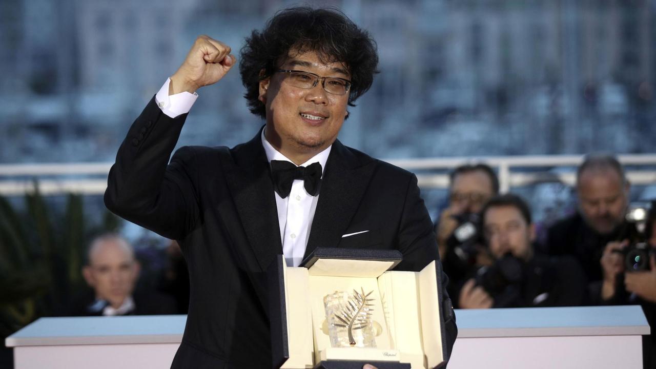 Regisseur Bong Joon-ho mit der Auszeichnung "Goldene Palme von Cannes" im Mai in Cannes. Regisseur Bong Joon-ho mit der Auszeichnung "Goldene Palme von Cannes" im Mai in Cannes.