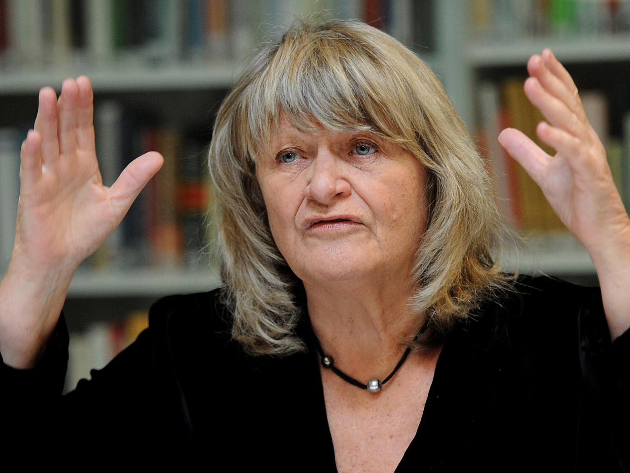 Die Frauenrechtlerin Alice Schwarzer spricht mit zur Untermalung des Gesagten erhobenen Händen. Die Frauenrechtlerin Alice Schwarzer spricht mit zur Untermalung des Gesagten erhobenen Händen.