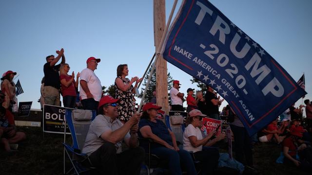 Trump-Anhänger in New Hampshire mit Wahlkampf-Flaggen